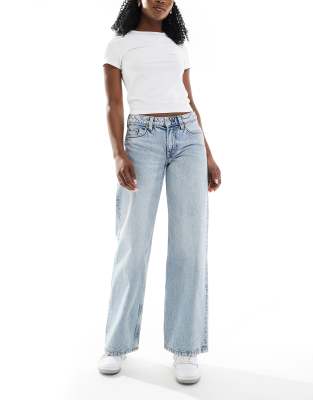Monki - Imoo - Tief sitzende Jeans in hellblauer Waschung mit weitem Bein