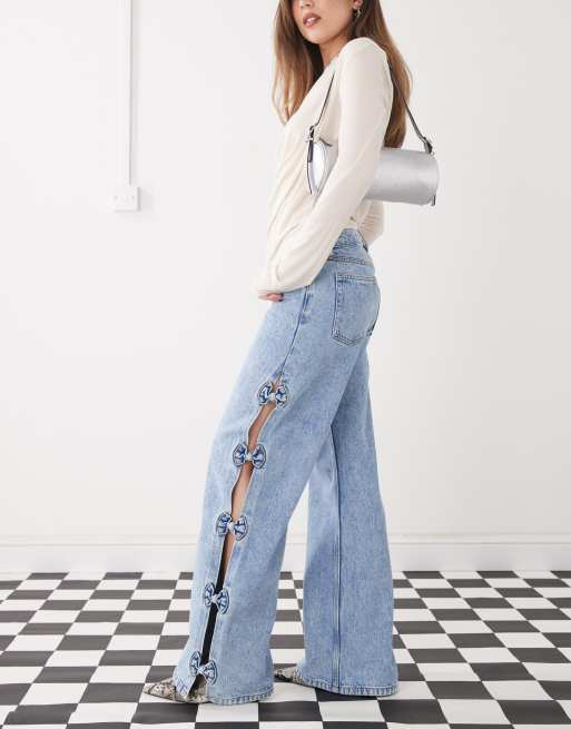 Monki – Imoo – Weit geschnittene Jeans in hellblauer Waschung mit niedrigem Bund und Cut-Out mit Schleifendetails, 3 von 5