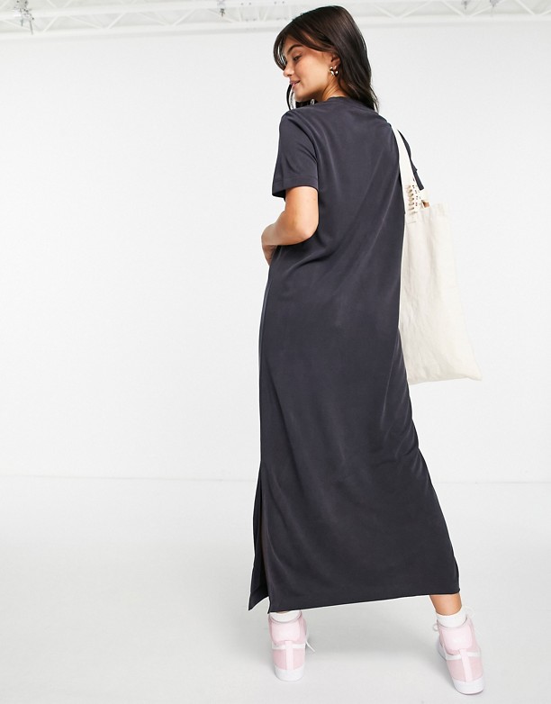 Monki – Isabella – Czarna supermiękka sukienka t-shirtowa midi Black Autentyczny 