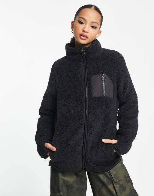 Monki – Jacke aus Fleece in Schwarz mit aufgesetzten Taschen | ASOS