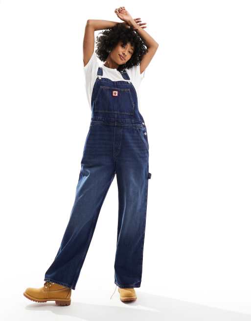 Monki – Jeans-Latzhose in verwaschenem Mittelblau mit Erdbeer-Stickerei, 3 von 4