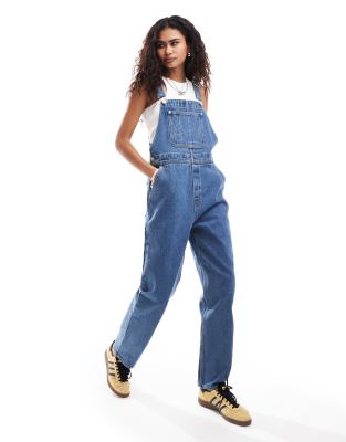 Monki - Jeans-Latzhose in verwaschenem Mittelblau