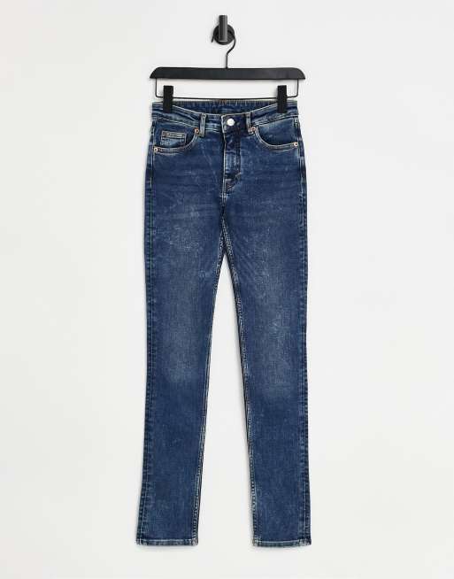 Monki – Jeans mit engem Schnitt in Blau