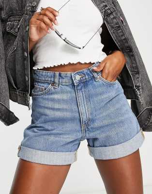 Monki - Jeansshorts in Blau mit Umschlagsaum-Schwarz