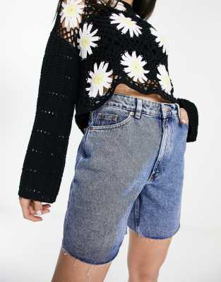 Monki - Jeansshorts in Blau mit unbehandeltem Saum und hohem Bund