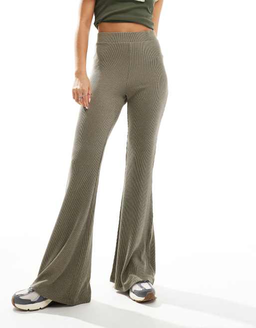 Monki - Jersey broek met uitlopende pijpen en tweekleurige ribbels in kakigroen