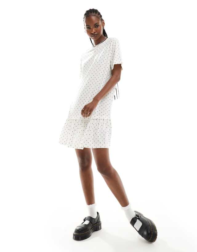 Monki - jersey mini sun dress with drop waist in mono spot print