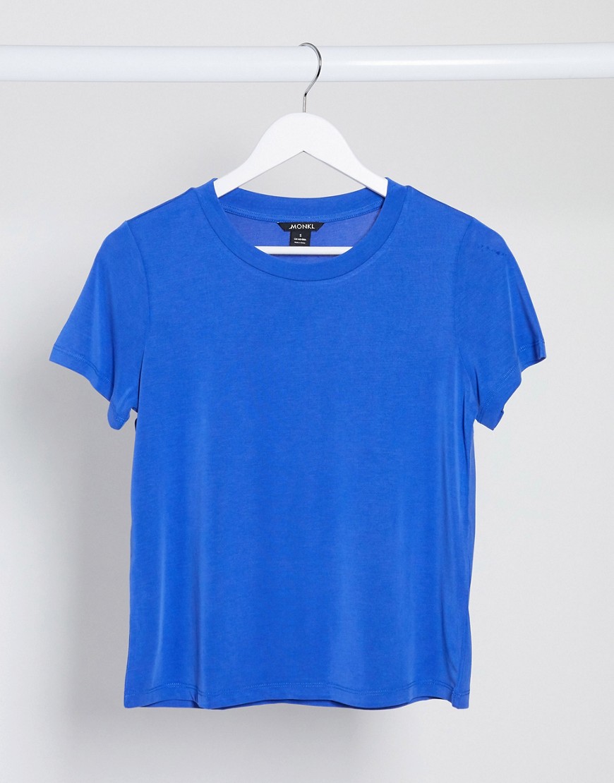 Monki – Jolin – Blå t-shirt i kupro-jersey