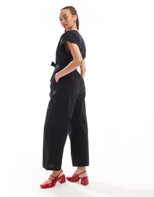 Monki - Jumpsuit in Schwarz mit Bindegürtel