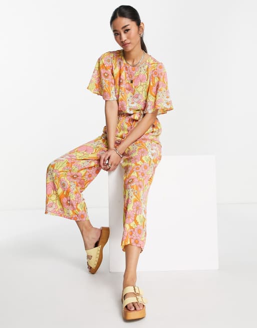 Monki - Jumpsuit med korte ærmer og bindebånd foran i retro-blomstermønster