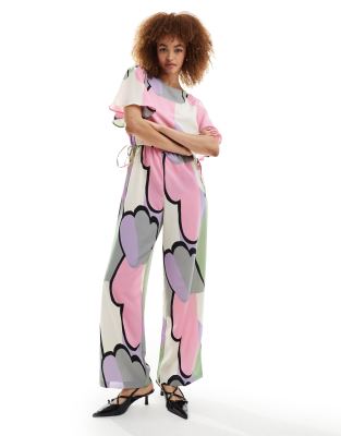 Monki - Jumpsuit mit buntem Wolkenprint und Bindedetail an der Taille