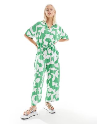 Monki - Jumpsuit mit grünem Grafikmuster