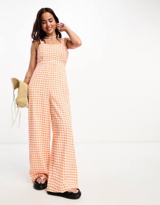 Monki - Jumpsuit mit Vichy-Karos in Orange, eckigem Ausschnitt und Raffung vorne