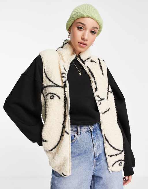 Monki – Kamizelka z polaru w kolorze złamanego beżu, z wzorem twarzy – BEIGE