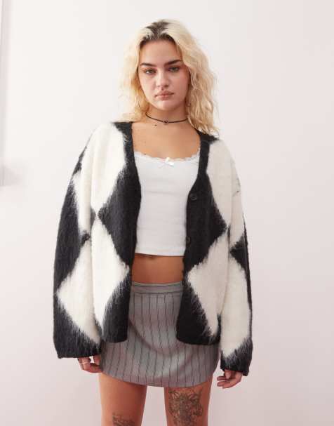 Monki – Karierte Jacquard-Strickjacke aus flauschigem Garn in Schwarz und Weiß mit V-Ausschnitt - view 1