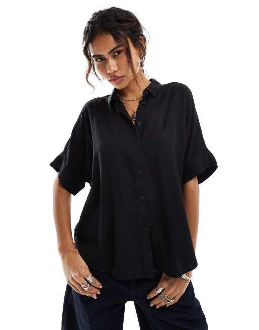 Monki – Kastige Oversize-Bluse in Schwarz