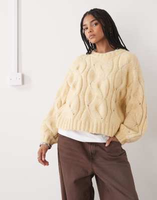Monki - Kastiger Cropped-Strickpullover in Honiggelb mit Zopfmuster-Neutral