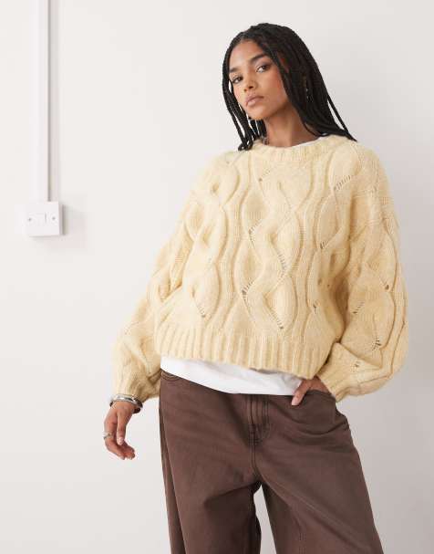 Monki – Kastiger Cropped-Strickpullover in Honiggelb mit Zopfmuster - view 1