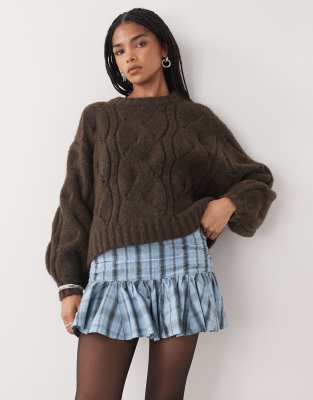 Monki - Kastiger Cropped-Strickpullover in Schokobraun mit Zopfmuster-Brown