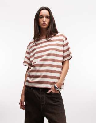 Monki - Kastiges Oversize-T-Shirt in gestreiftem Braun-Brown