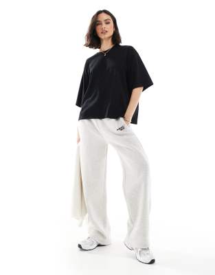 Monki - Kastiges, schweres T-Shirt in Schwarz