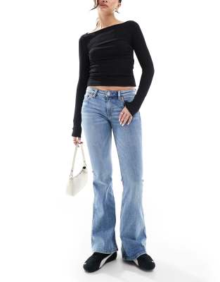 Monki - Katsumi - Bootcut-Jeans in blauer Vintage-Waschung mit niedrigem Bund und Schlag