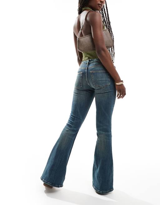 Monki - Katsumi - Flared bootcut jeans met lage taille in donkerblauw met wassing