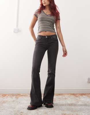 Monki Katsumi low waist boot cut flare jeans in washed black φωτογραφία