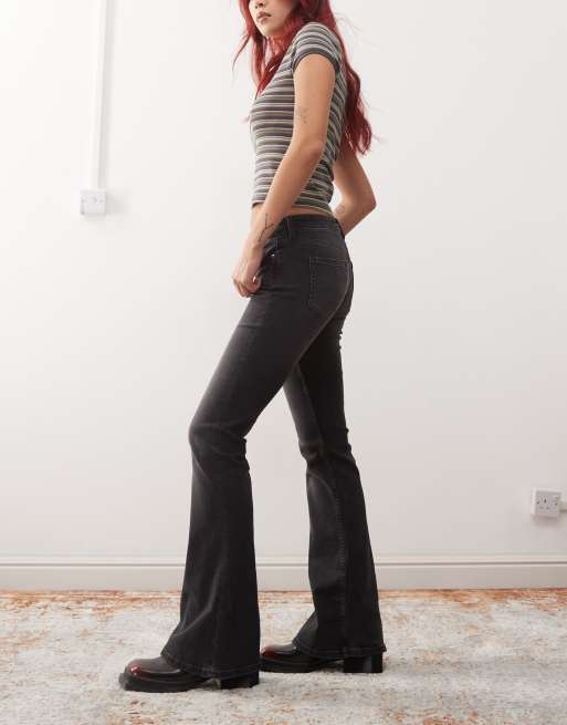 Monki – Katsumi – Sprane czarne jeansy bootcut z niskim