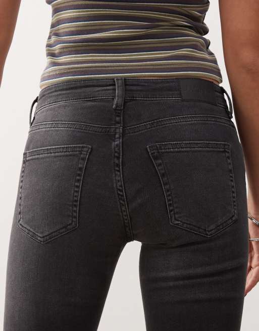 Monki – Katsumi – Sprane czarne jeansy bootcut z niskim