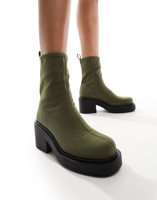 Monki – Khakifärgade ankelboots i dra på-modell med platåklack