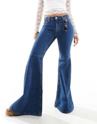 Kikki comfort stretch low rise super flared jeans in blue wash