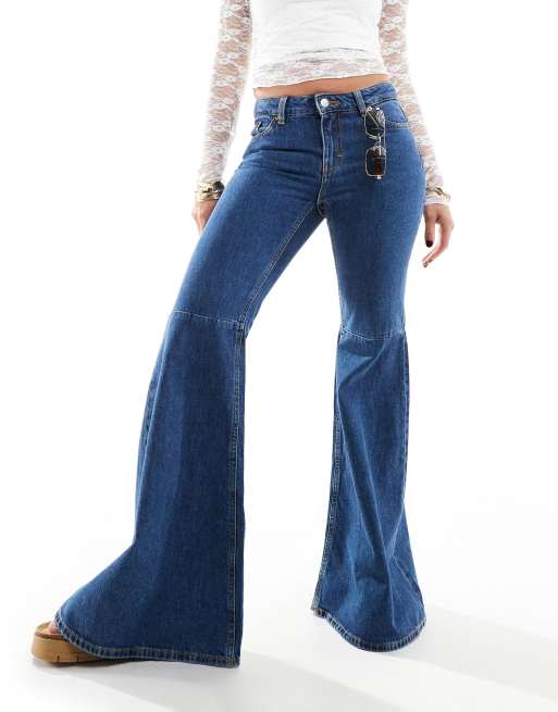 Monki – Kikki – Stark ausgestellte Jeans aus Komfort-Stretch in blauer Waschung mit niedrigem Bund