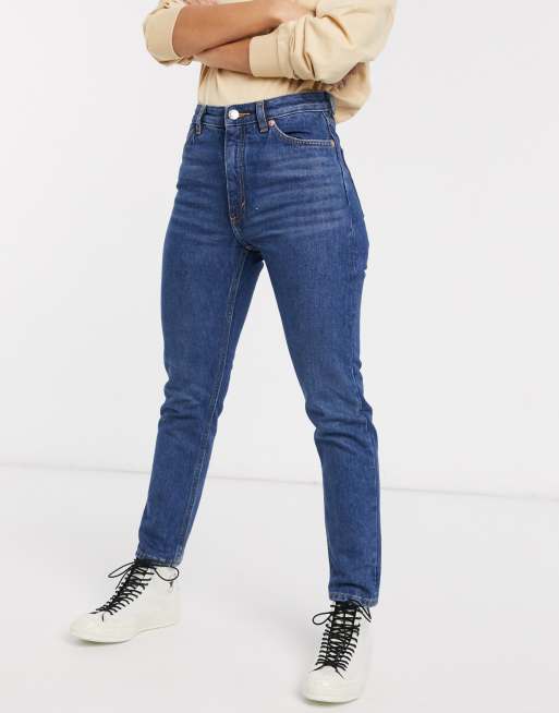 Monki – Kimomo – Jeansy mom fit z podwyższonym stanem z bawełny w zgaszonym niebieskim kolorze – MBLUE