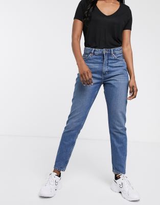 Monki - Kimomo - Mom-Jeans aus Baumwolle mit hohem Bund in Classic-Blau - MBLUE