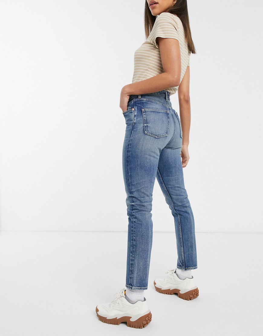 monki -  – Kimomo – Mom-Jeans mit hohem Bund aus Bio-Baumwolle in LA-Waschung-Blau