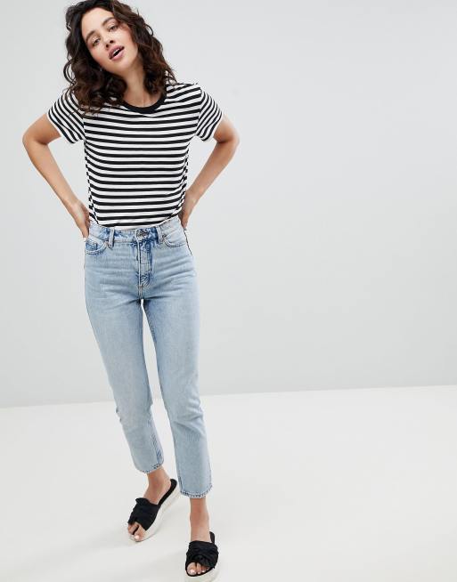 Monki – Kimomo – Mom-Jeans mit hoher Taille mit Baumwolle in hellblauer Waschung 