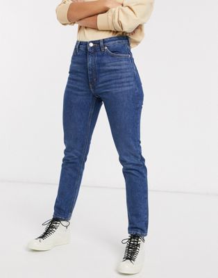 Monki – Kimomo – Staubblaue Mom-Jeans mit hoher Taille aus Bio-Baumwolle
