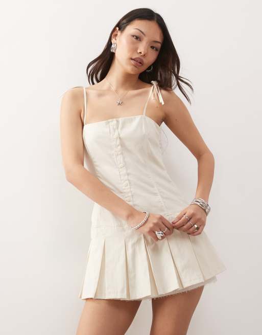 Monki – Kleid in Weiß mit Faltenrock mit tief angesetzter Taille 