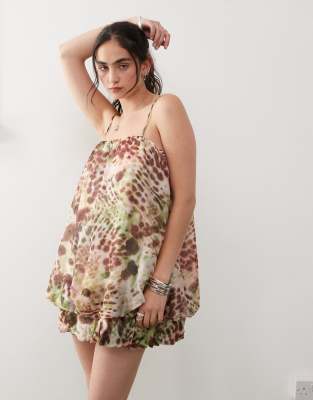 Monki - Kleid mit voluminösem Ballonsaum und Muster in Khaki und Braun-Grün