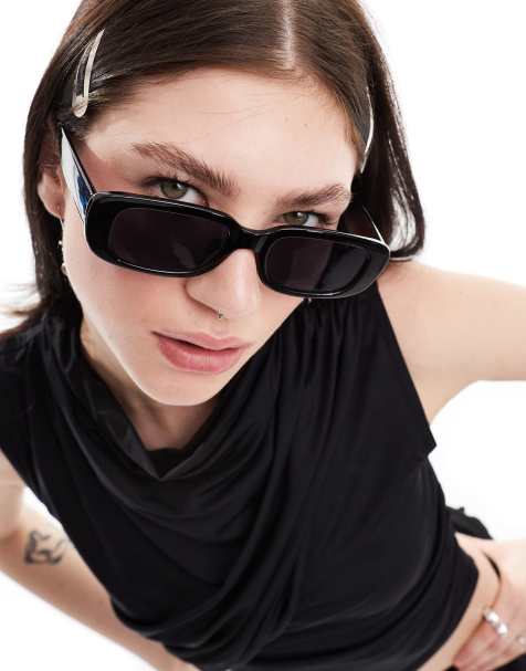 Monki – Kleine, rechteckige Sonnenbrille in Schwarz - view 1