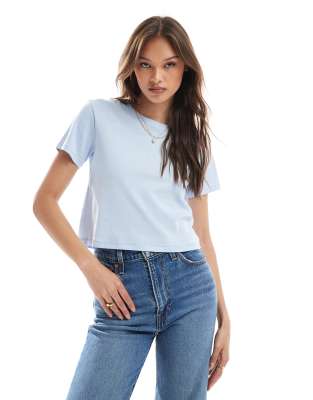 Monki - Knapp geschnittenes T-Shirt in Blau