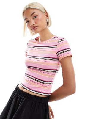 Monki - Knapp geschnittenes T-Shirt in Rosa mit bunten Streifen