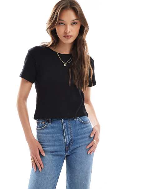 Monki – Knapp geschnittenes T-Shirt in Schwarz - view 1