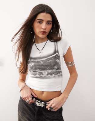Monki - Knapp geschnittenes T-Shirt in Weiß mit BH-Print