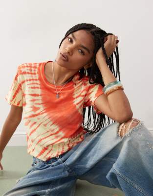 Monki - Knapp geschnittenes T-Shirt mit rotem Batikmuster