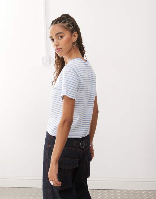Monki – Knapp geschnittenes T-Shirt mit Streifenmuster in Blau und Weiß, 3 von 4