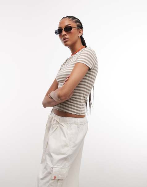 Monki – Knapp und schmal geschnittenes T-Shirt in gestreiftem Khaki - view 1