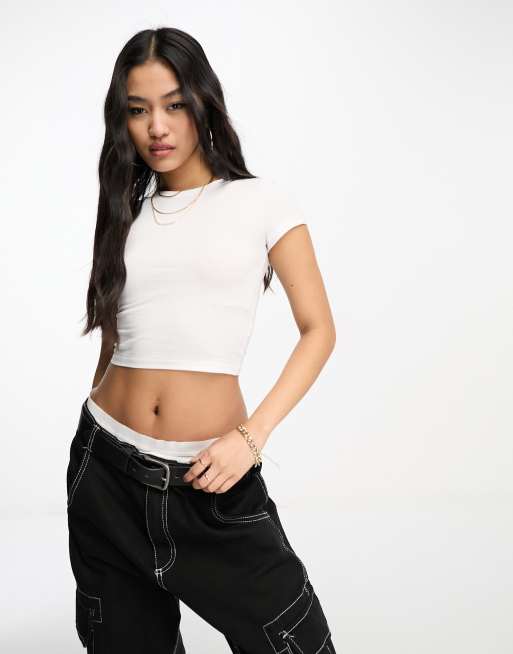 Monki – Knappes T-Shirt in Weiß und geschrumpfter Optik