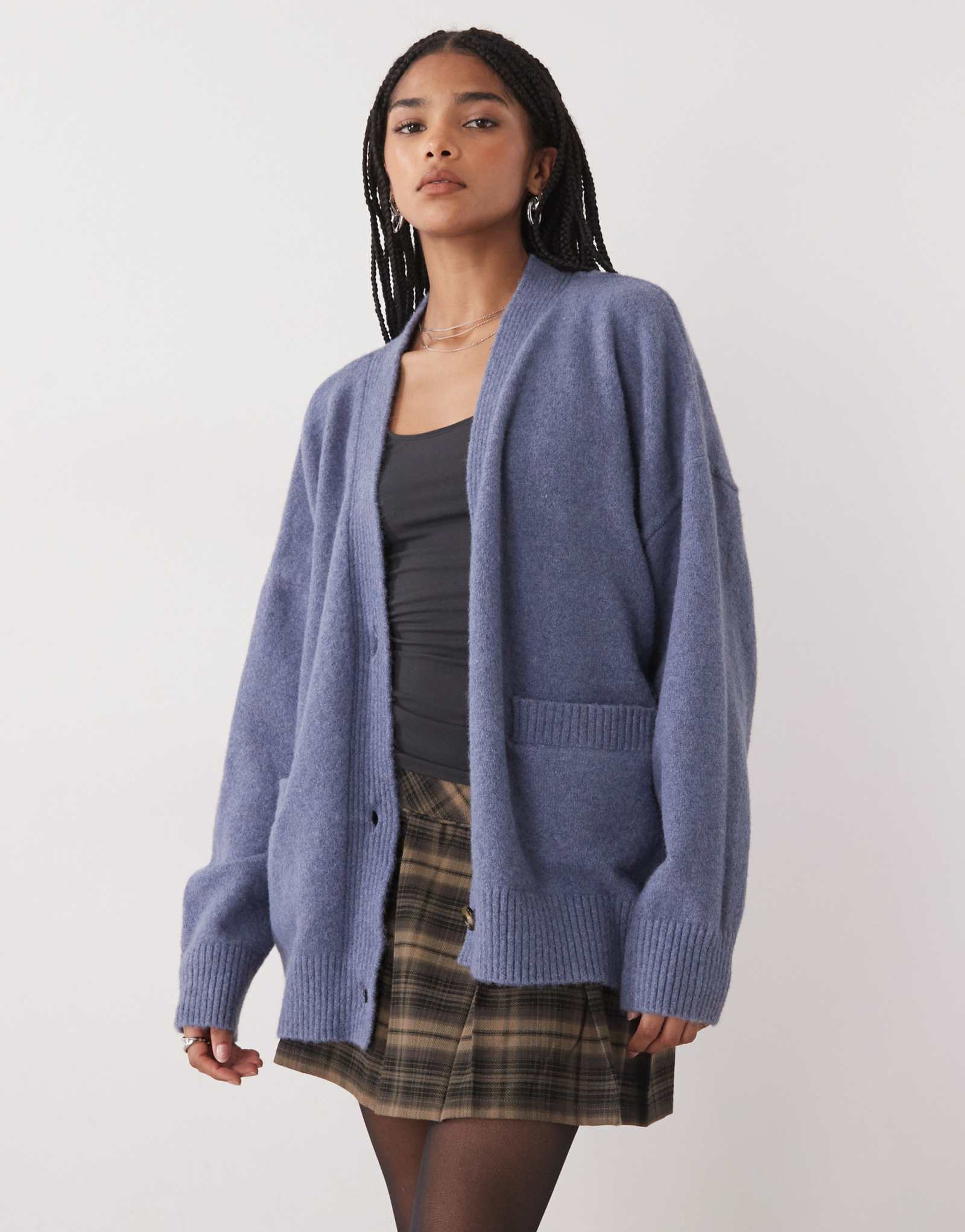 Вязаный кардиган Monki на пуговицах спереди синего цвета